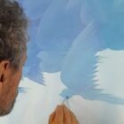 Artista pinta quadro com tinta azul