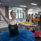 Bailarinas com figurino fazem passos de ballet