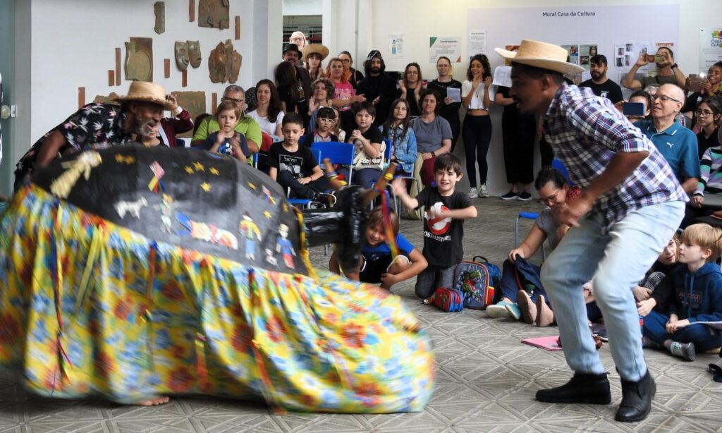 Casa da Cultura de Joinville promove apresentação do Boi da Casa em comemoração ao Dia do Folclore Brasileiro