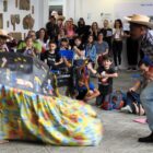 Apresentação de boi de mamão com personagens caracterizados é assistida por crianças