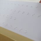 Papel com texto em Braille