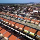 Conjunto habitacional com casas uma ao lado da outra