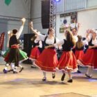 Bailarinos apresentam coreografia de dança italiana