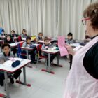 Professora em sala de aula com alunos