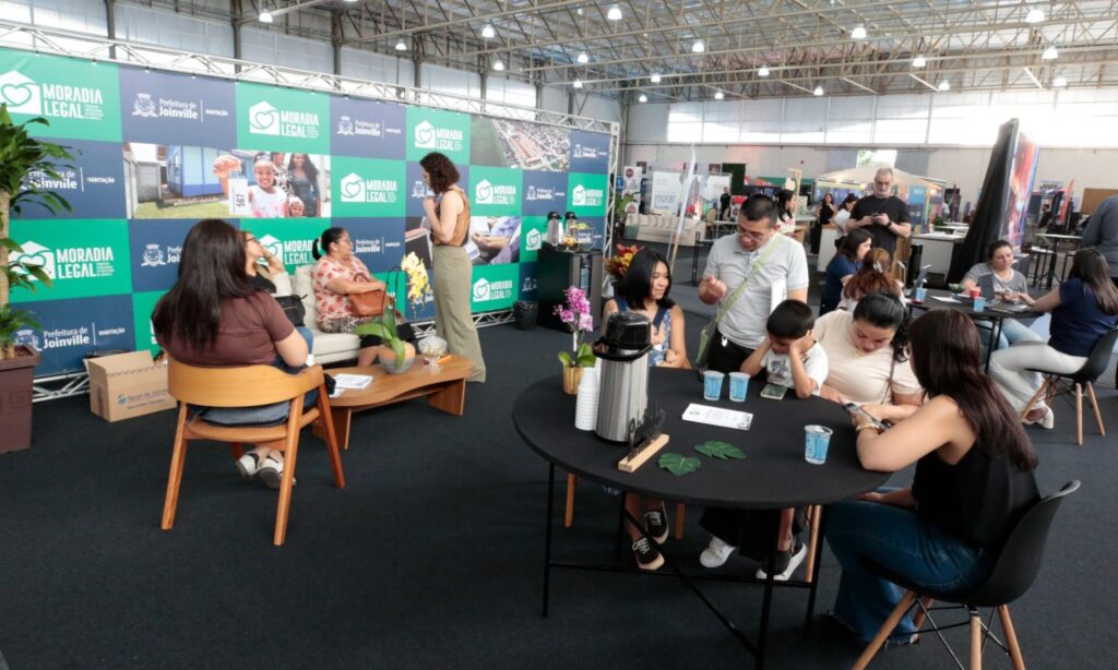 Secretaria de Habitação de Joinville atende mais de 400 famílias no Salão do Imóvel 2025