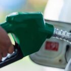 Detalhe de um bico de abastecimento de bomba de gasolina