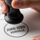 Carimbo em papel com a frase "Juro Zero Joinville"
