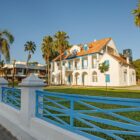 Fachada do Museu da Imigração, uma construção antiga em branco e azul