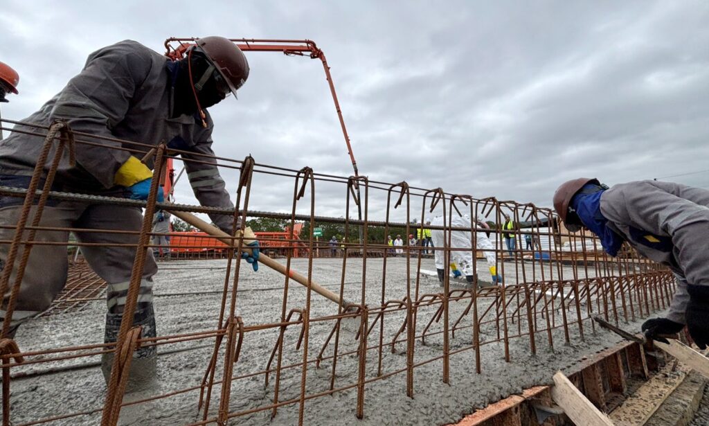 Dois homens trabalham em obra de concretagem na Ponte Joinville