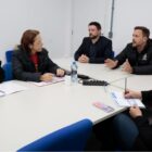 Prefeito, ao lado de secretário, conversa em mesa com três mulheres