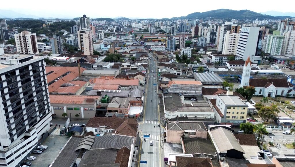 Rua Drº João Colin recebe obra de melhoria no asfalto nesta sexta-feira e sábado