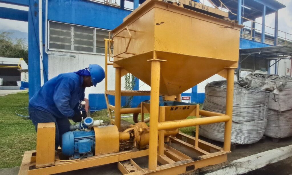 Equipamentos para aplicação de carvão ativado passam por testes na ETA Cubatão neste fim de semana