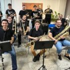 Músicos da Big Band Villa-Lobos vestidos de preto, segurando instrumentos musicais