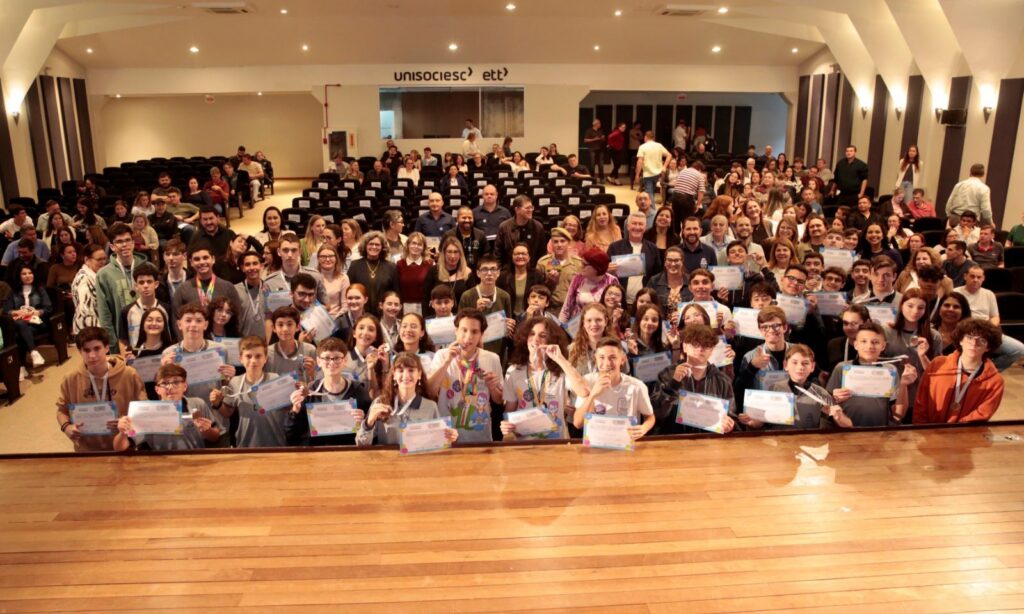 Alunos da Rede Municipal de Ensino de Joinville recebem medalhas da 19ª Olimpíada Brasileira de Matemática