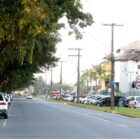 Rua vazia, com carros estacionados e prédios ao fundo na avenida Hermann August Lepper