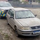 Automóvel Gol com viatura do Detrans estacionada atrás