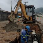 Equipe da Águas de Joinville trabalha em reparo