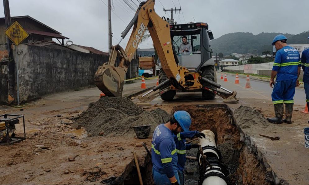 Companhia Águas de Joinville trabalha em conserto emergencial na rua Tuiuti