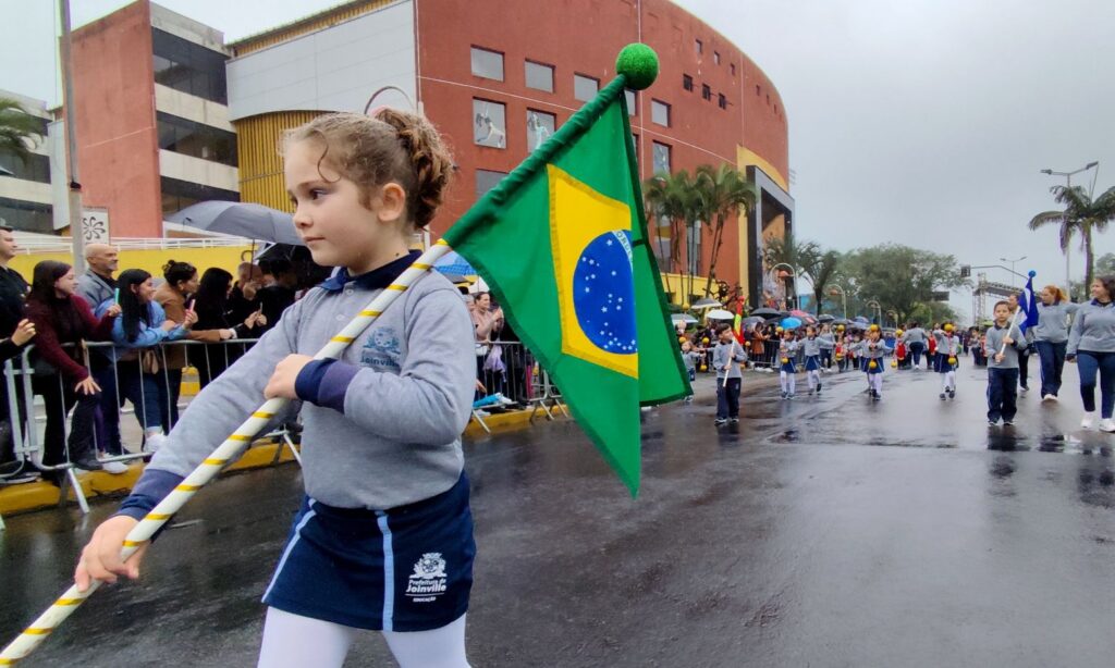 Desfile Cívico-Militar celebra 7 de Setembro e reúne público de 8 mil pessoas em Joinville