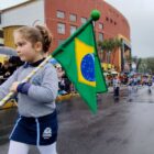 Menina desfila com a bandeira do Brasil no 7 de setembro em Joinville