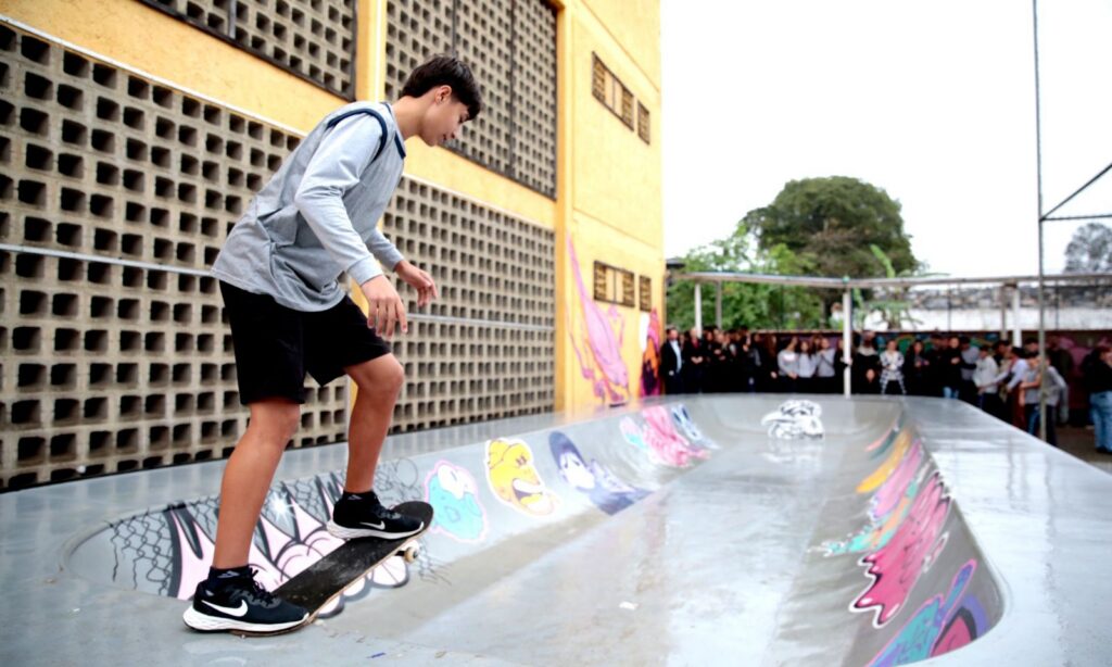Escola Municipal João Costa recebe pista de skate para prática esportiva