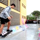 Aluno fazendo manobra na pista de skate
