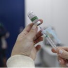 Vacina é preparada para aplicação