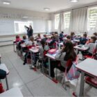 Professora em sala de aula com alunos