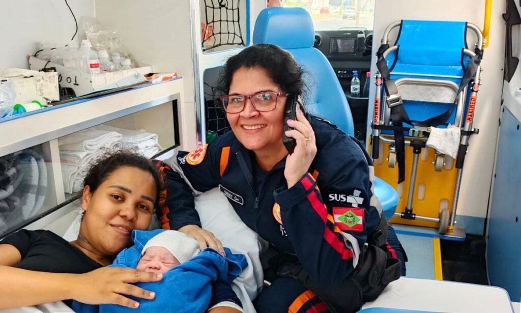 Equipe do SAMU municipal de Joinville realiza parto de emergência dentro de ambulância