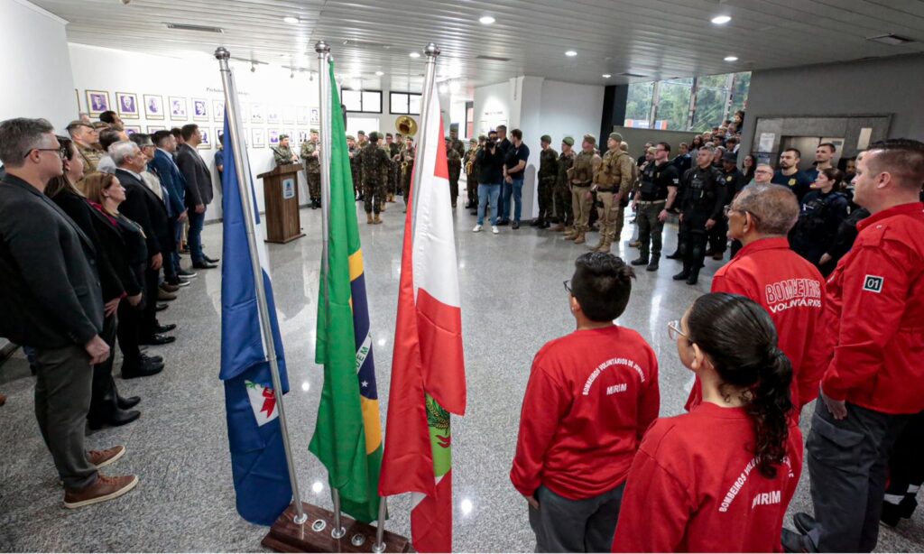 Joinville inicia Semana da Pátria com Ato Cívico reunindo Forças de Segurança e alunos da Rede Municipal de Ensino