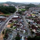 Imagem aérea da cidade, com ruas, casas, comércios e carros