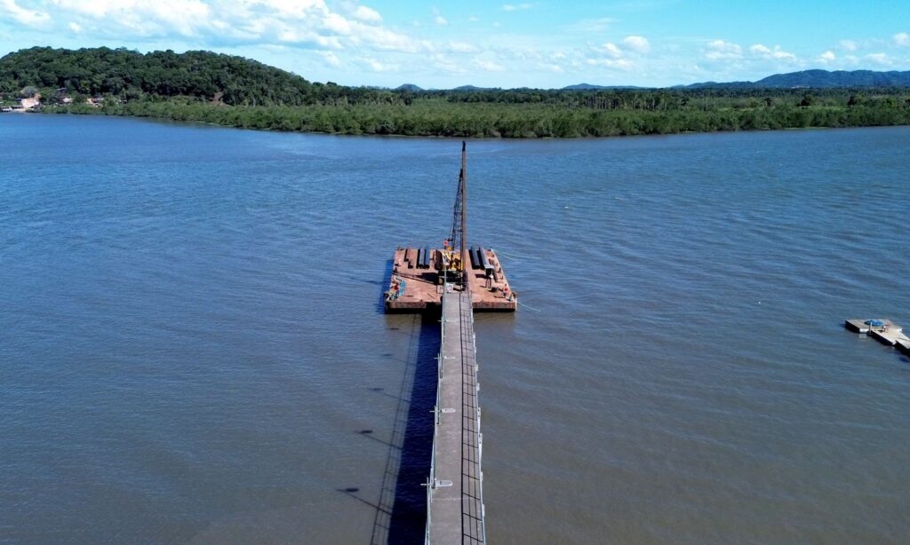 Estaqueamento para instalação do novo Cais Flutuante do Espinheiros tem início em Joinville