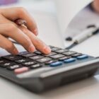 Mão tecla número em calculadora