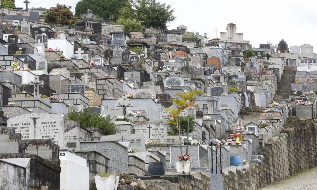 Cemitérios municipais de Joinville estão abertos para limpeza e manutenção para o Dia de Finados