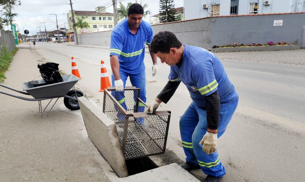 Prefeitura de Joinville inicia a instalação de cestos de metal em bocas de lobo