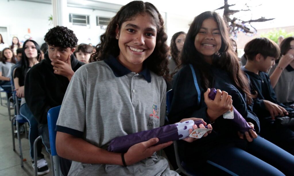 Escola Municipal de Joinville recebe doação de 950 guarda-chuvas da Receita Federal
