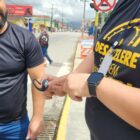 Homem mostra sinalizador para outro homem que está em uma bicicleta