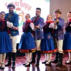 Quatro casais com figurinos de dança alemã posam para foto