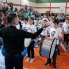 Fanfarra de escola se apresenta em quadra