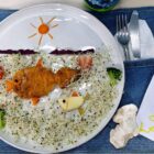 Prato feito com verduras, frutas e proteína usa esses elementos para "desenhar" peixes no fundo do mar