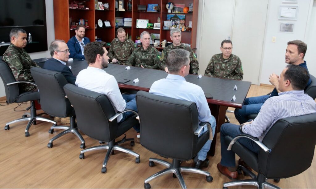 Prefeito Adriano Silva recebe integrantes do Exército para apresentar potencial da cidade nas áreas de tecnologia e inovação