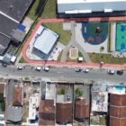 Imagem aérea da Rua Bento José Flores com casas, carros e um centro de educação infantil