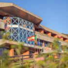 Detalhe da fachada do prédio da Prefeitura de Joinville