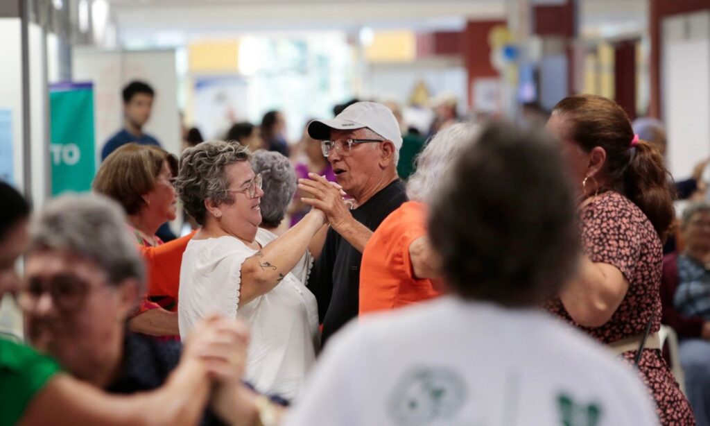 Comemoração ao Dia Internacional da Pessoa Idosa reúne cerca de 400 participantes com palestras, serviços e baile em Joinville