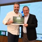 Representante da Águas de Joinville recebe certificado