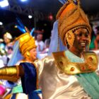 Pessoas desfilam no carnaval de Joinville com roupas coloridas