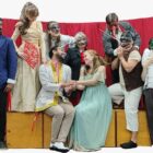 Grupo de teatro com as roupas cenográficas