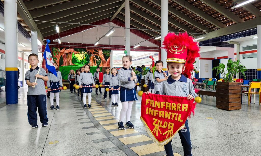 Alunos do CEI Zilda Arns encantam famílias e comunidade com a formação da primeira fanfarra de um Centro de Educação Infantil
