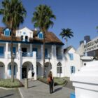 Fachada do Museu da Imigração com pessoas circulando