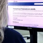 Pessoa acessa tela de computador sobre autorização para transporte por fretamento